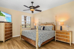 Elegant Condo w/ Lake Views, Pool & Private Lanai